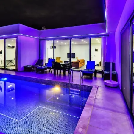 Uezuemlue 2 Bedroom Secluded With Private Pool Hot Tub Vila
