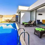 Uezuemlue 2 Bedroom Secluded With Private Pool Hot Tub