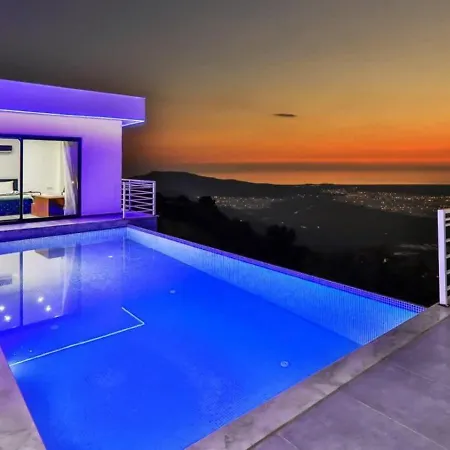 Uezuemlue 2 Bedroom Secluded With Private Pool Hot Tub *