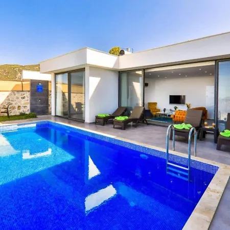 Uezuemlue 2 Bedroom Secluded With Private Pool Hot Tub ヴィラ
