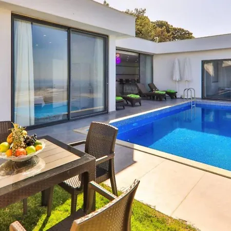 Uezuemlue 2 Bedroom Secluded With Private Pool Hot Tub Villa