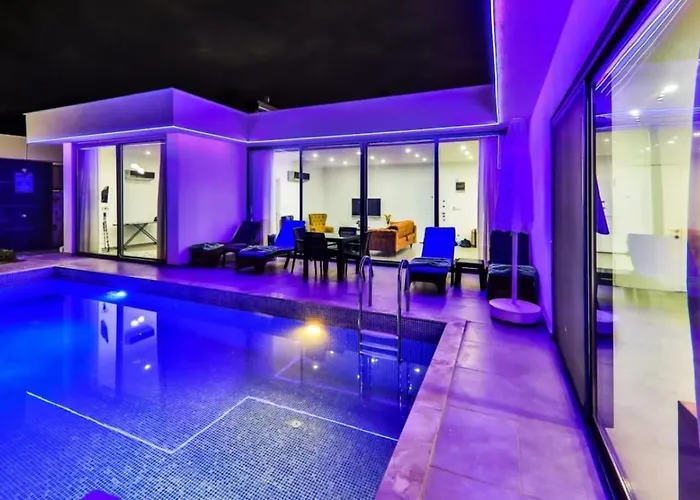 Uezuemlue 2 Bedroom Secluded With Private Pool Hot Tub ヴィラ